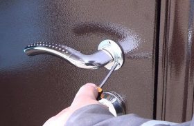Замена дверной ручки металлической двери в Шлиссельбурге